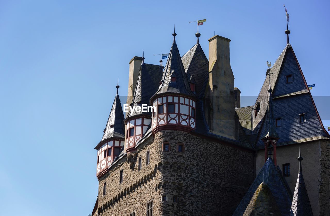 LOW ANGLE VIEW OF TRADITIONAL BUILDING AGAINST CLEAR SKY