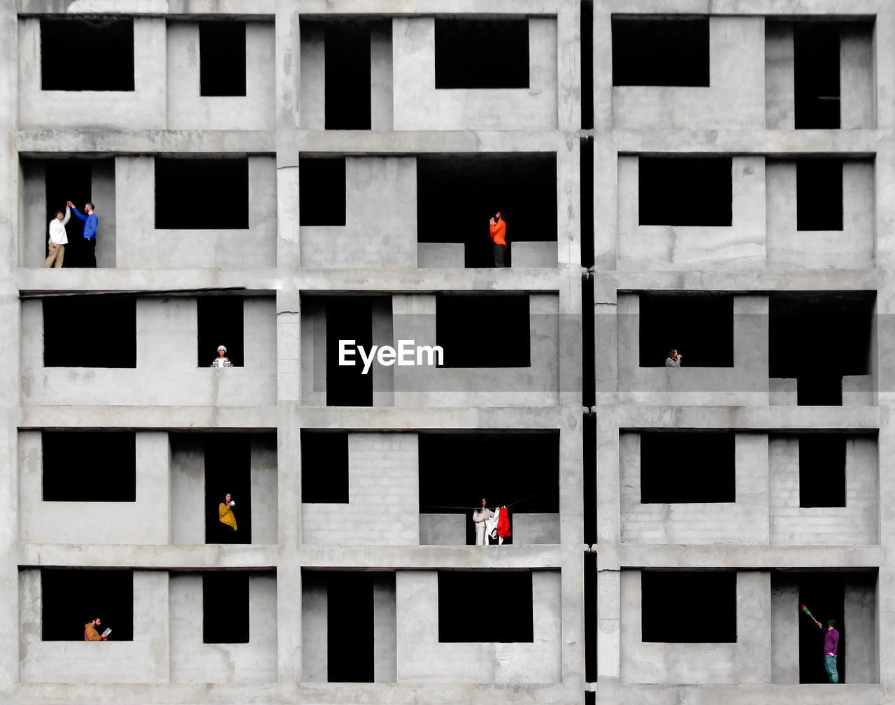 FULL FRAME SHOT OF BUILDING WITH WINDOWS