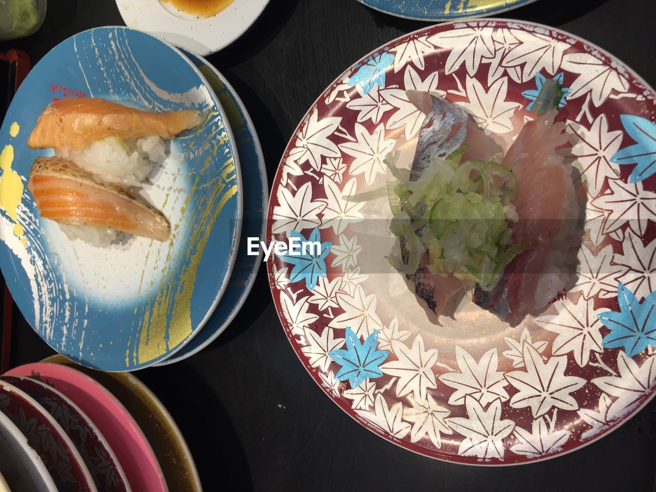 HIGH ANGLE VIEW OF BREAD IN PLATE ON TABLE