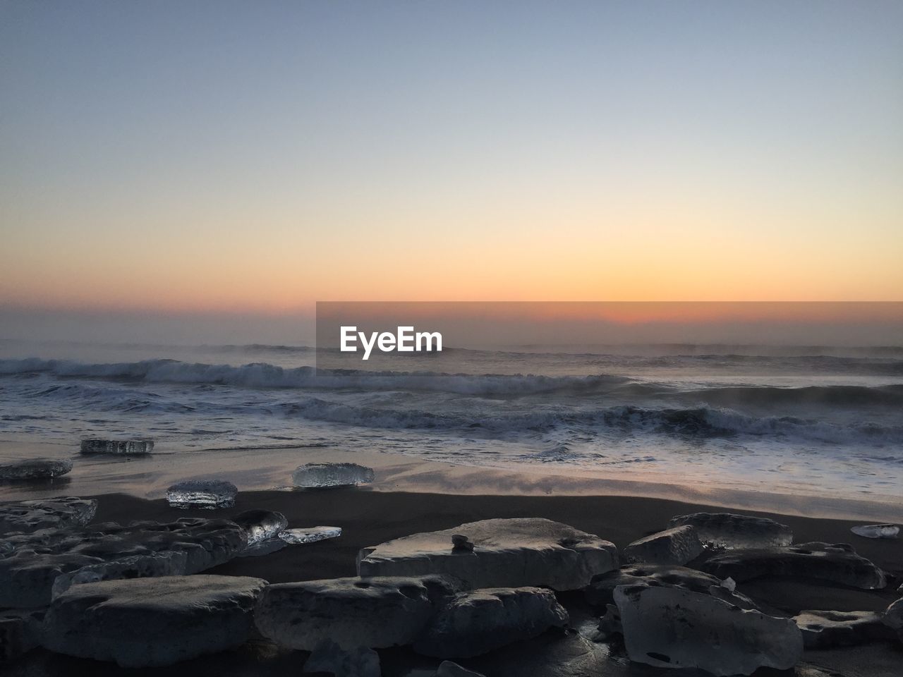 SCENIC VIEW OF SEA AGAINST CLEAR SKY AT SUNSET