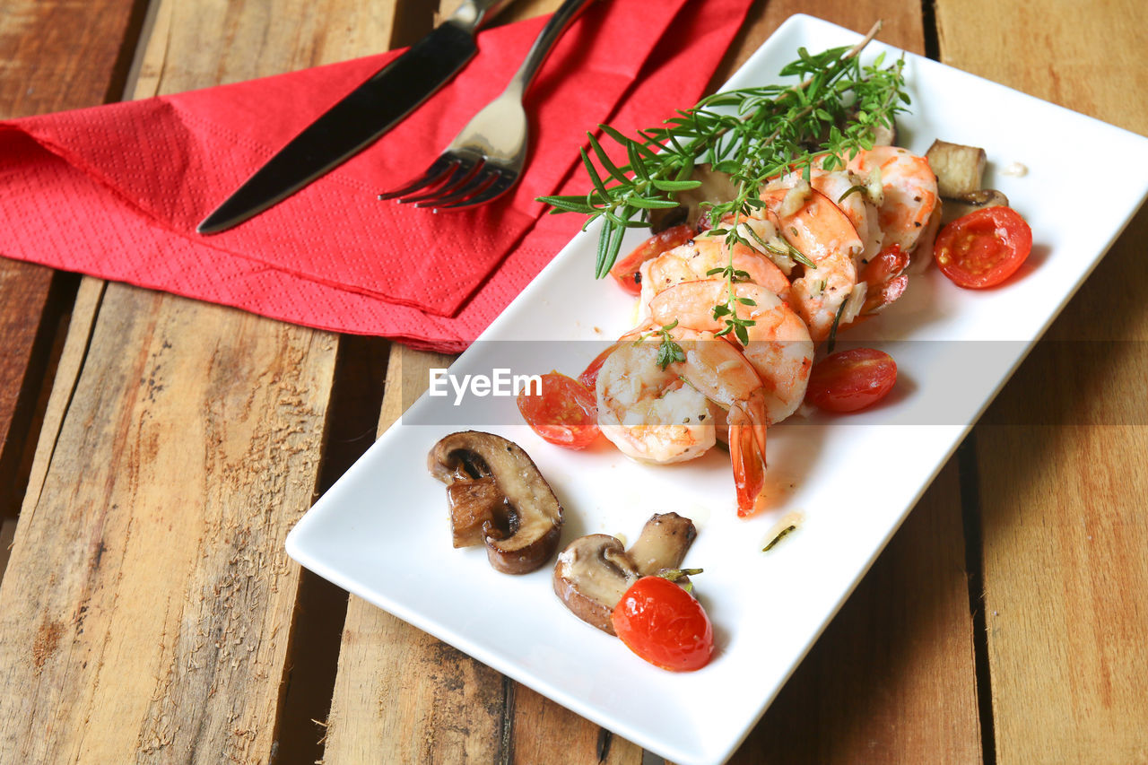 HIGH ANGLE VIEW OF BREAKFAST SERVED ON TABLE