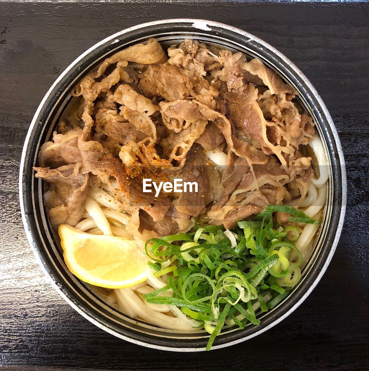 HIGH ANGLE VIEW OF FOOD IN BOWL