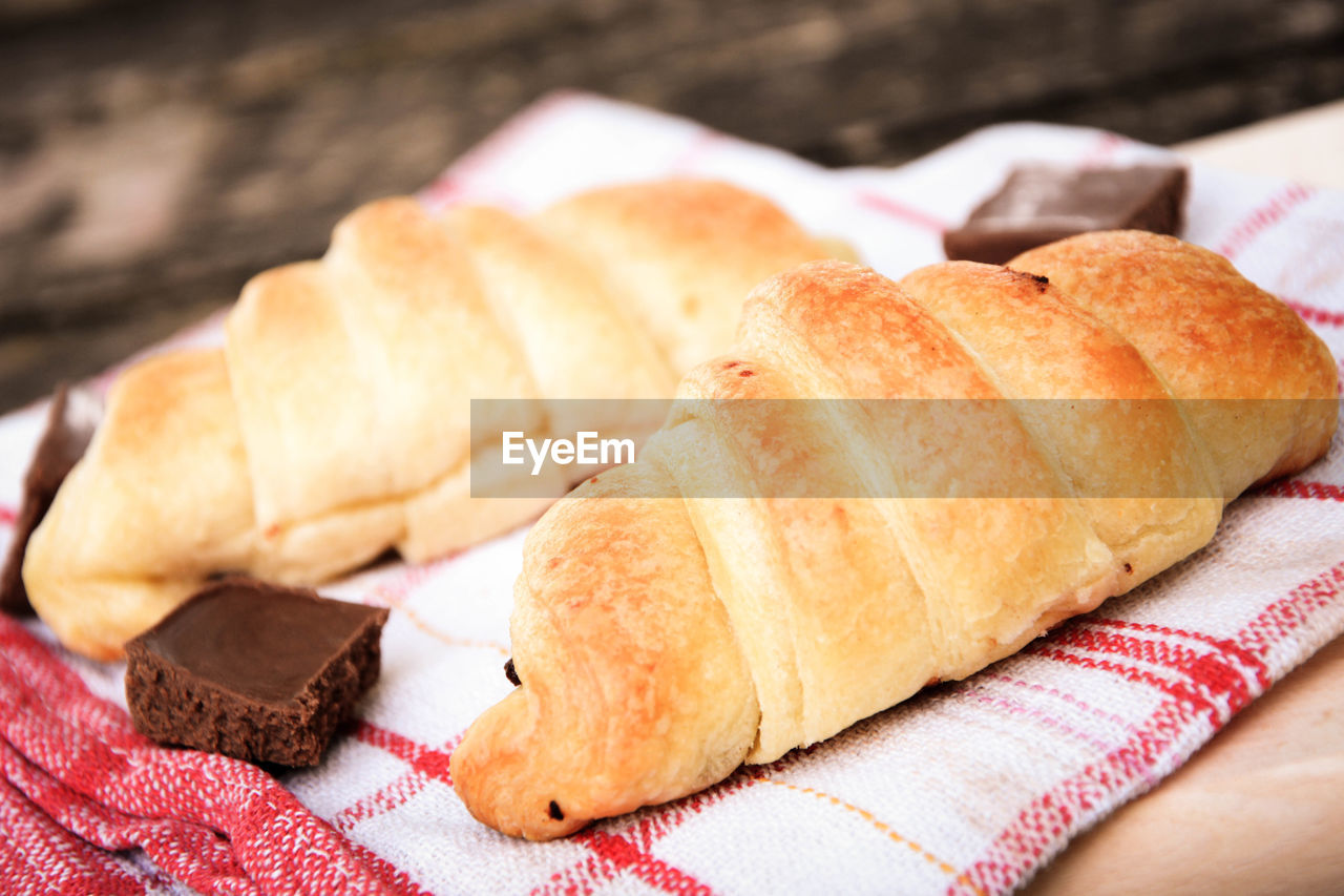 CLOSE-UP OF BREAD WITH MEAT AND SAUCE