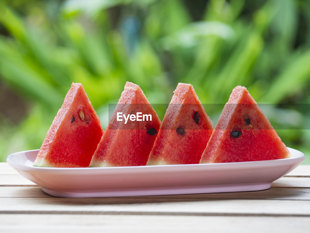 CLOSE-UP OF STRAWBERRY IN BOWL