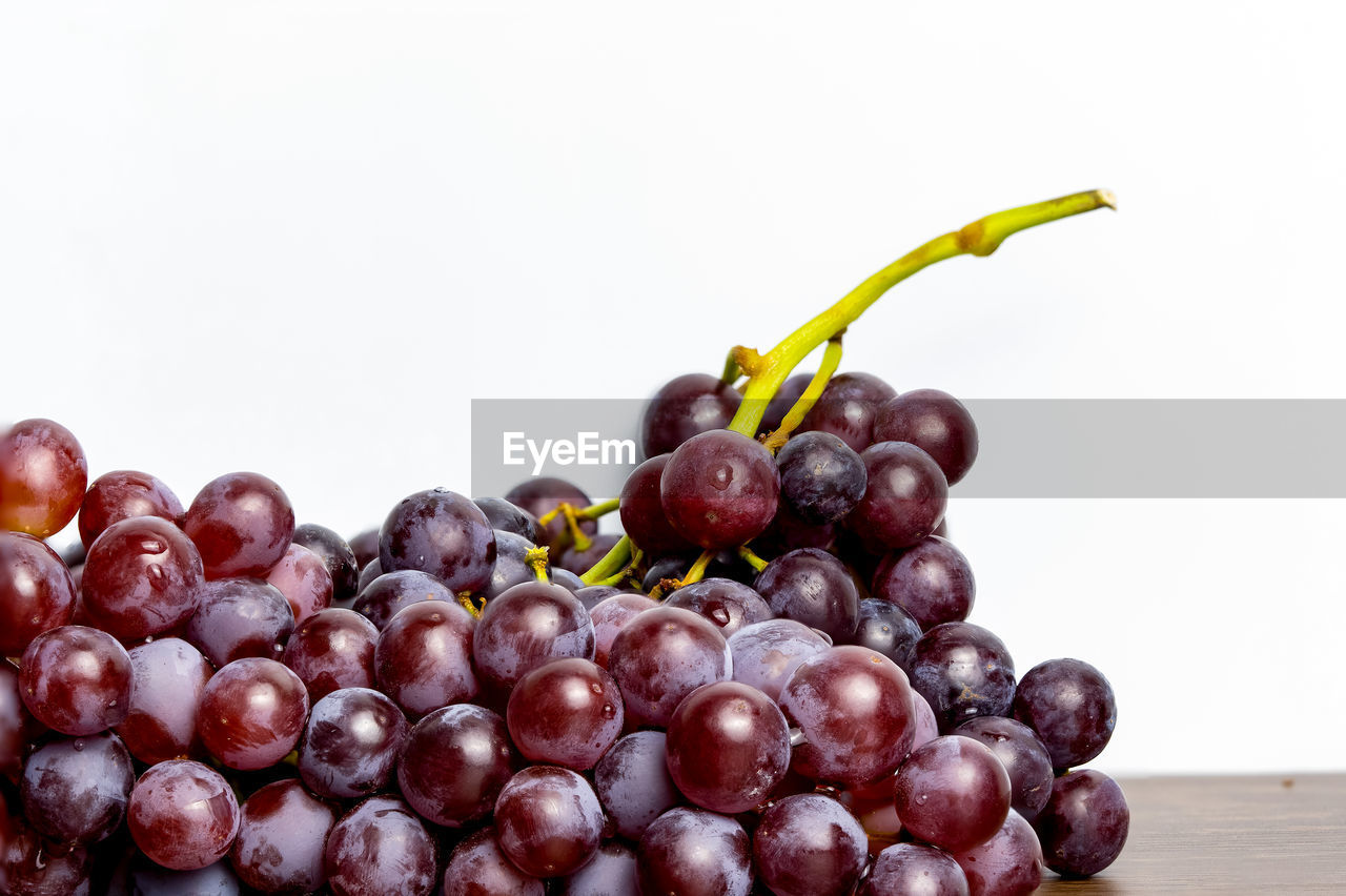 CLOSE-UP OF GRAPES IN PLATE