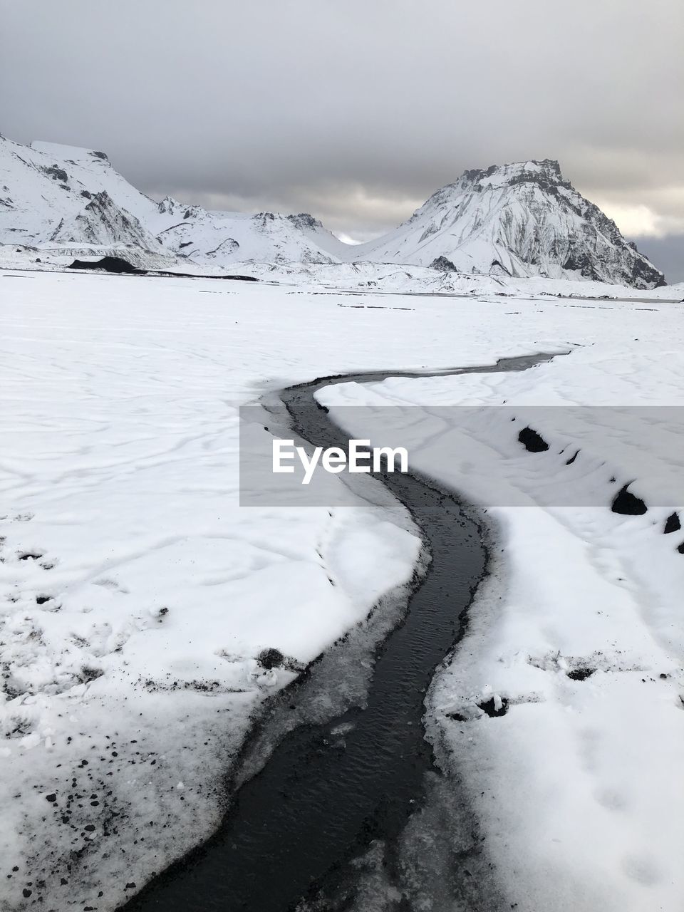 SNOW COVERED MOUNTAIN AGAINST SKY