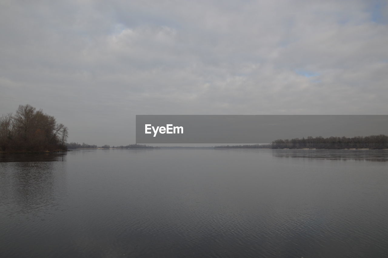 SCENIC VIEW OF LAKE AGAINST SKY DURING FOGGY WEATHER