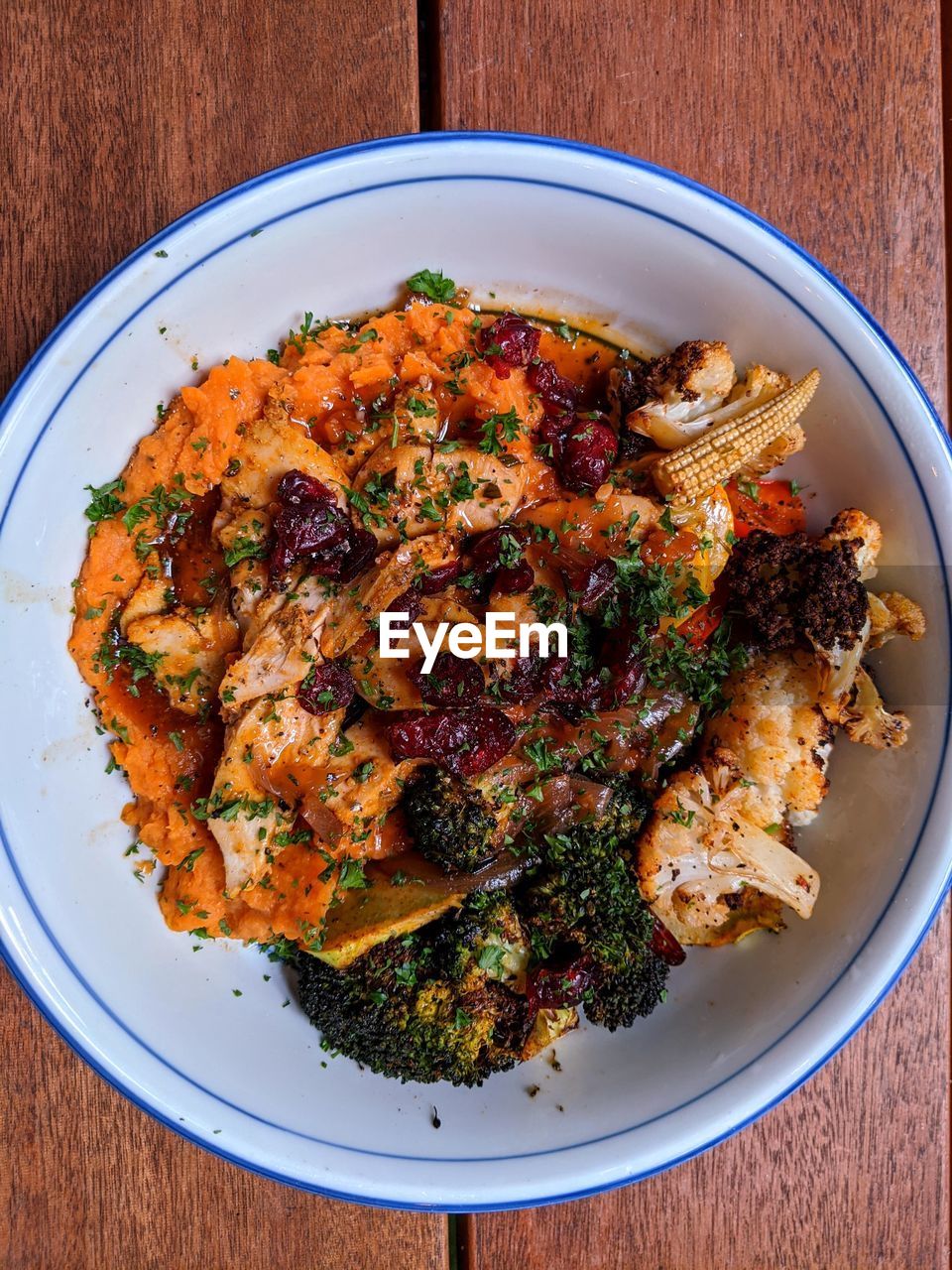 HIGH ANGLE VIEW OF FOOD IN PLATE