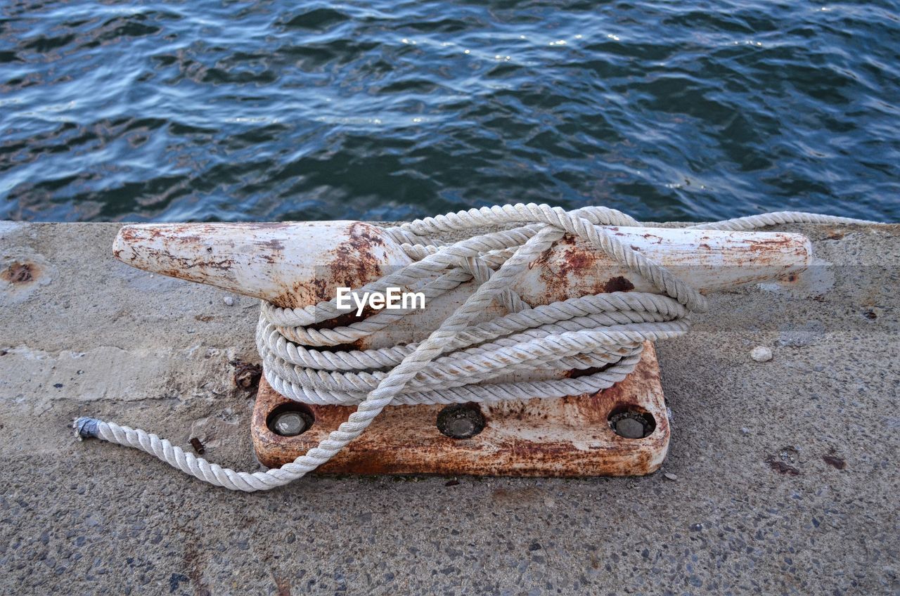 HIGH ANGLE VIEW OF ROPE TIED TO FISHING NET