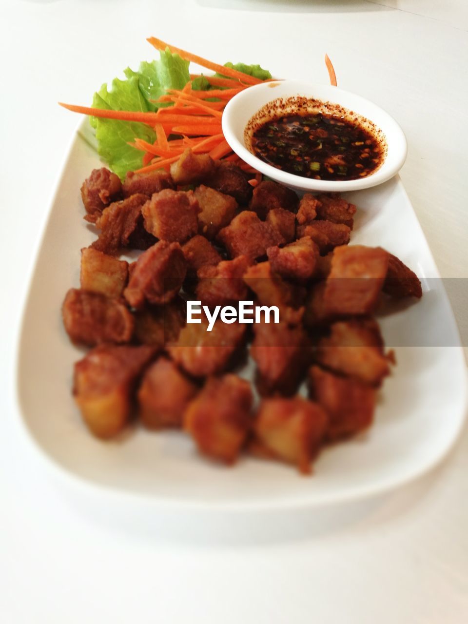 CLOSE-UP OF MEAT AND SALAD IN PLATE