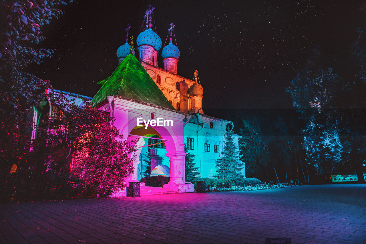 ILLUMINATED STATUE OF BUILDING AT NIGHT