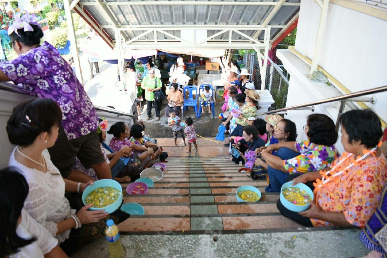 GROUP OF PEOPLE ON THE FLOOR