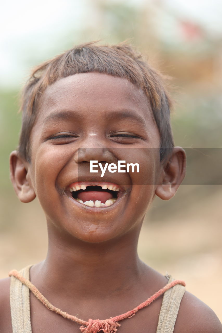 CLOSE-UP PORTRAIT OF A SMILING BOY