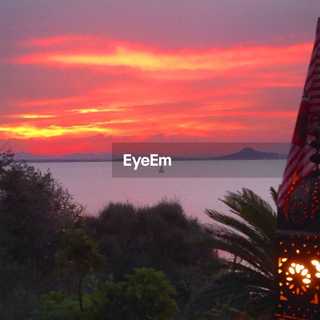 SCENIC VIEW OF CALM SEA AT SUNSET