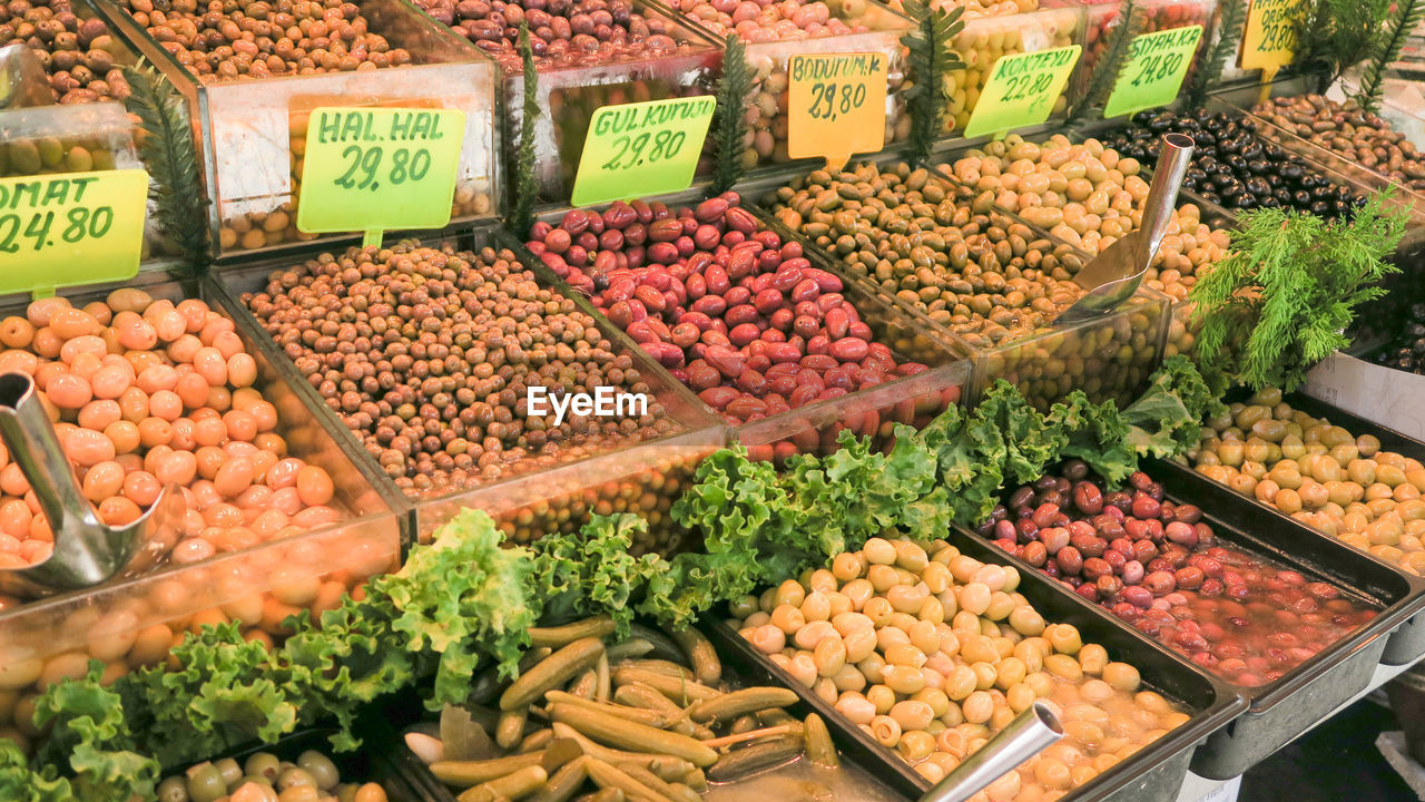 HIGH ANGLE VIEW OF VEGETABLES FOR SALE AT MARKET STALL