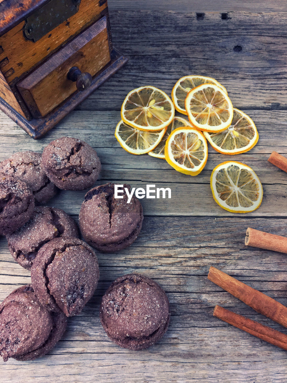 Cookies with cinnamons and lemon slices on table