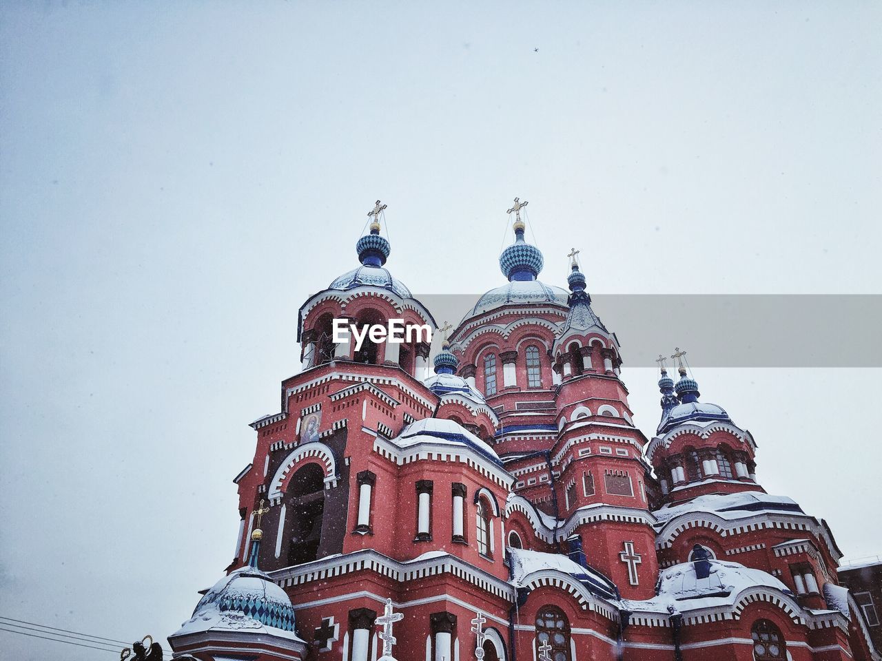 LOW ANGLE VIEW OF A BUILDING AGAINST SKY