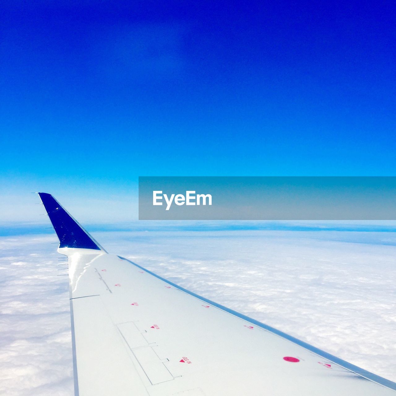 CROPPED IMAGE OF AIRPLANE OVER SEA AGAINST SKY