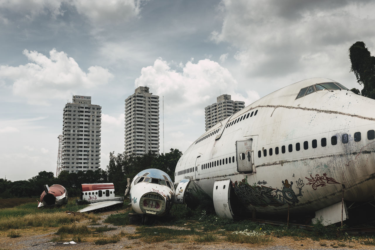 VIEW OF AIRPLANE IN SKY