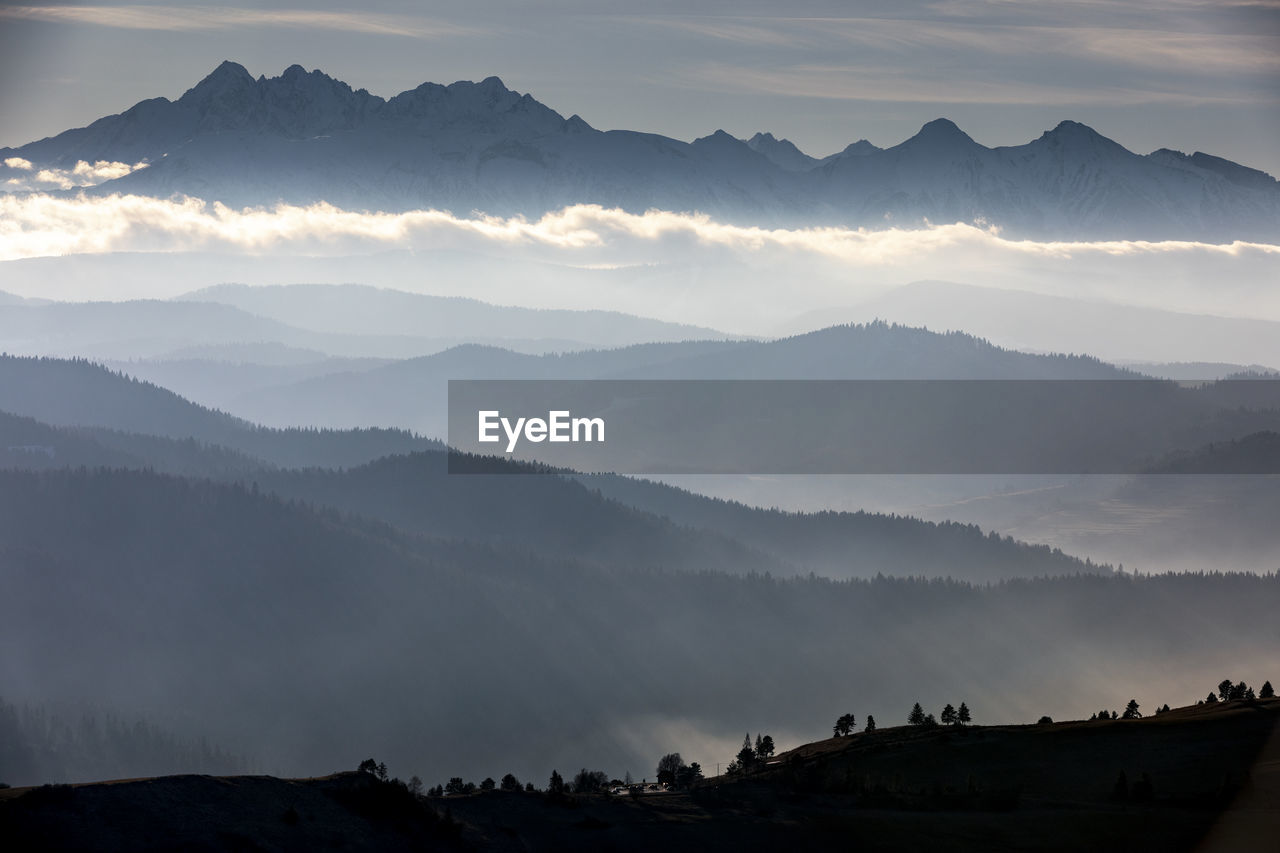 PANORAMIC VIEW OF MOUNTAINS AGAINST SKY