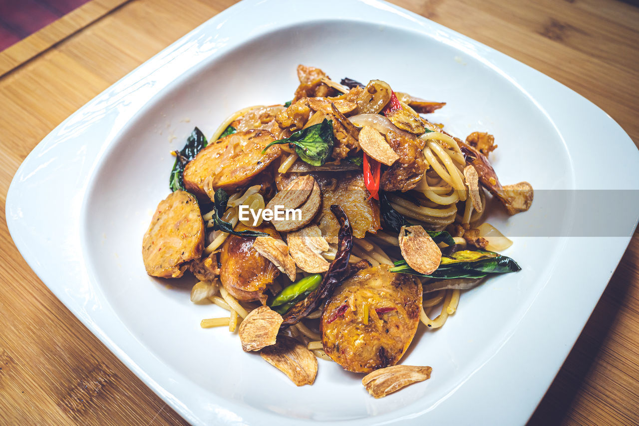 HIGH ANGLE VIEW OF FOOD ON TABLE