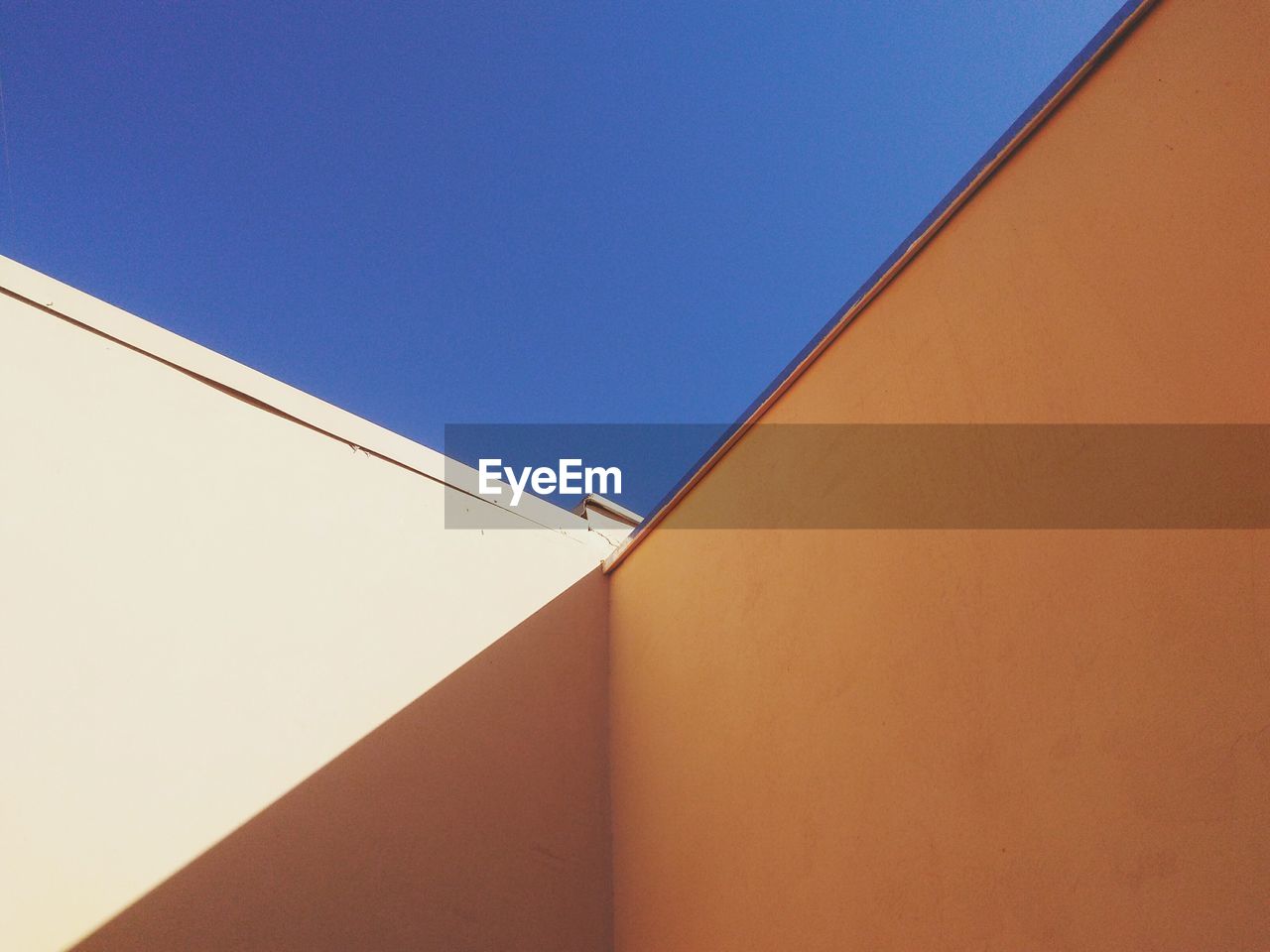 LOW ANGLE VIEW OF BUILDING AGAINST BLUE SKY