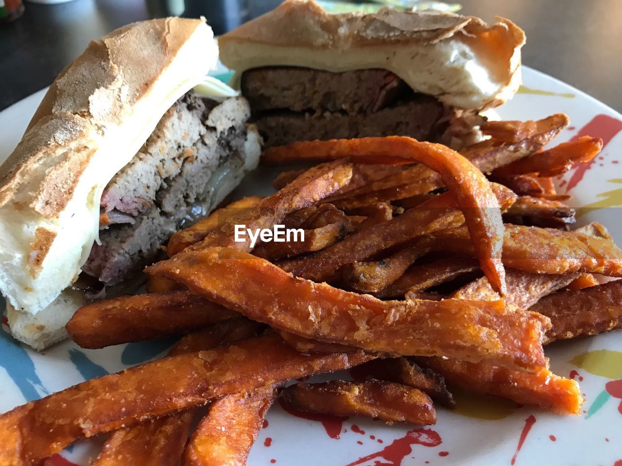 CLOSE-UP OF MEAT AND VEGETABLES ON PLATE