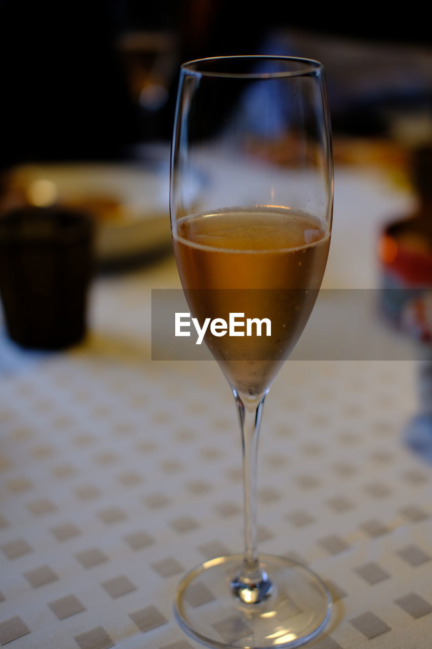 CLOSE-UP OF BEER IN GLASS