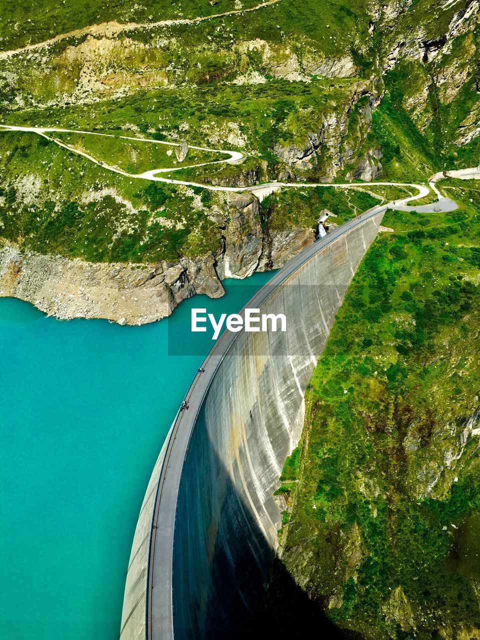 HIGH ANGLE VIEW OF DAM ON RIVER BY TREE