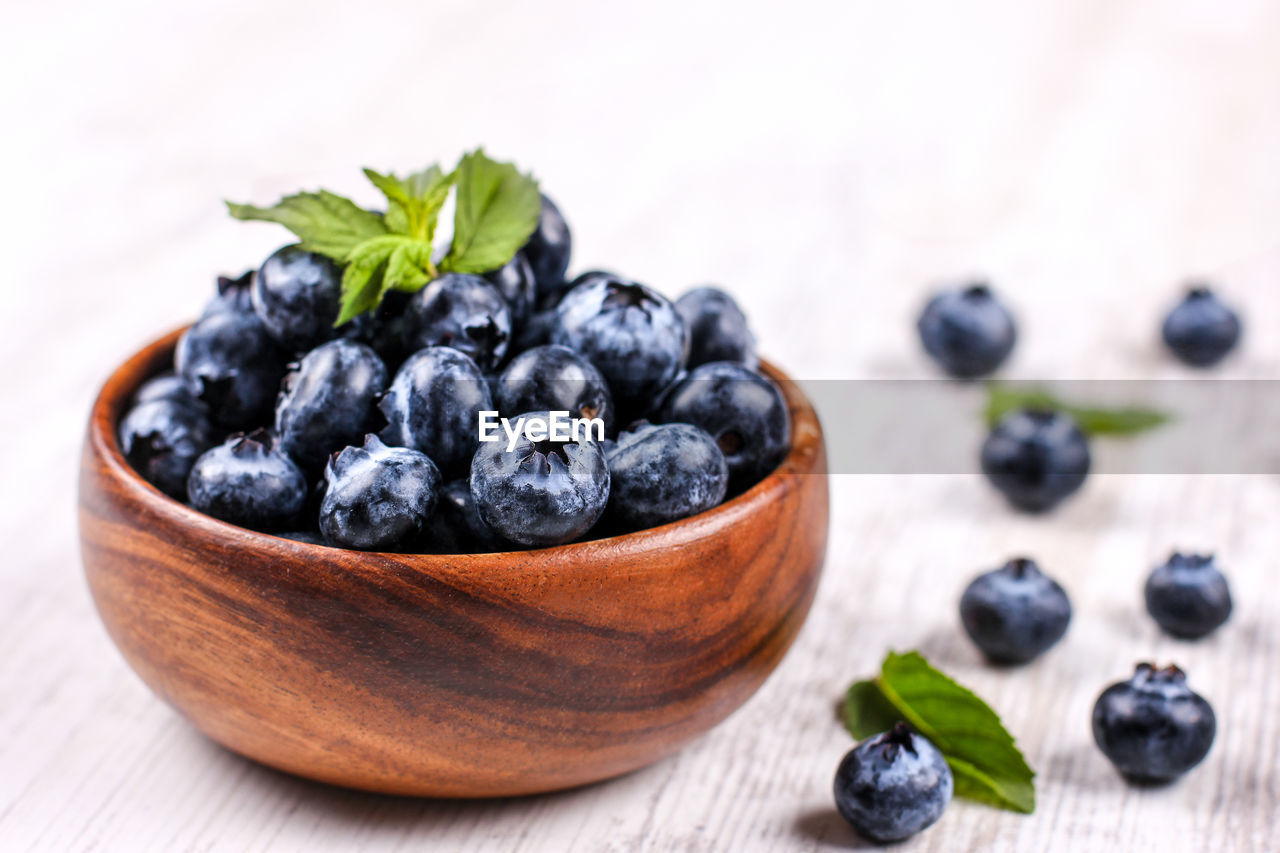 CLOSE-UP OF FRUITS IN BOWL