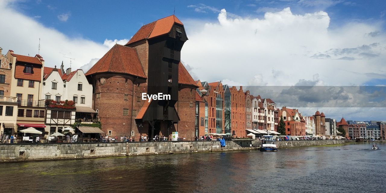 RIVER BY BUILDINGS AGAINST SKY IN CITY