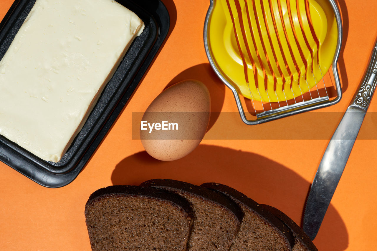 HIGH ANGLE VIEW OF BREAKFAST IN PLATE