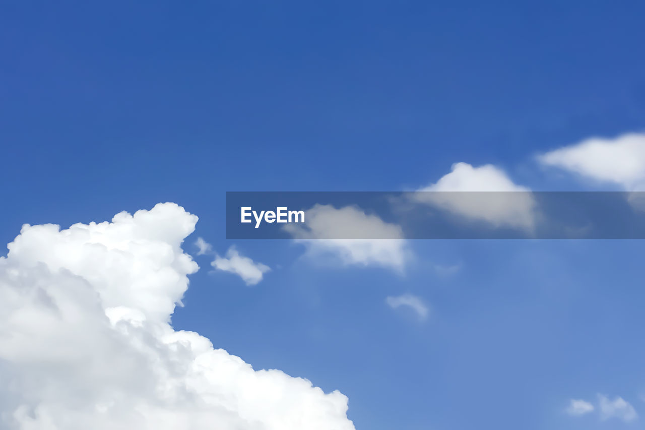 LOW ANGLE VIEW OF CLOUDSCAPE AGAINST BLUE SKY