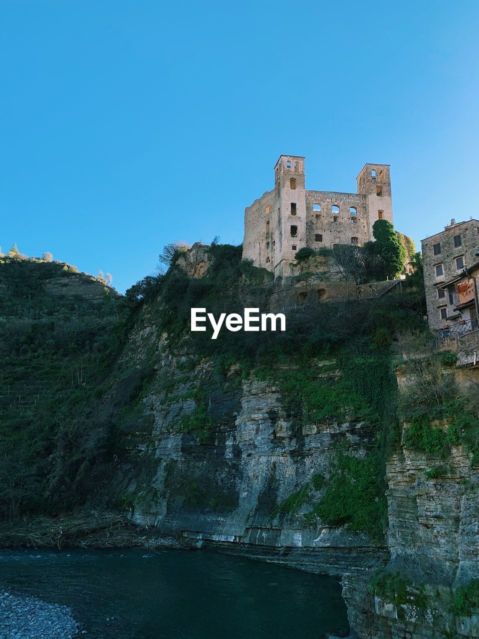 LOW ANGLE VIEW OF FORT AGAINST BUILDINGS