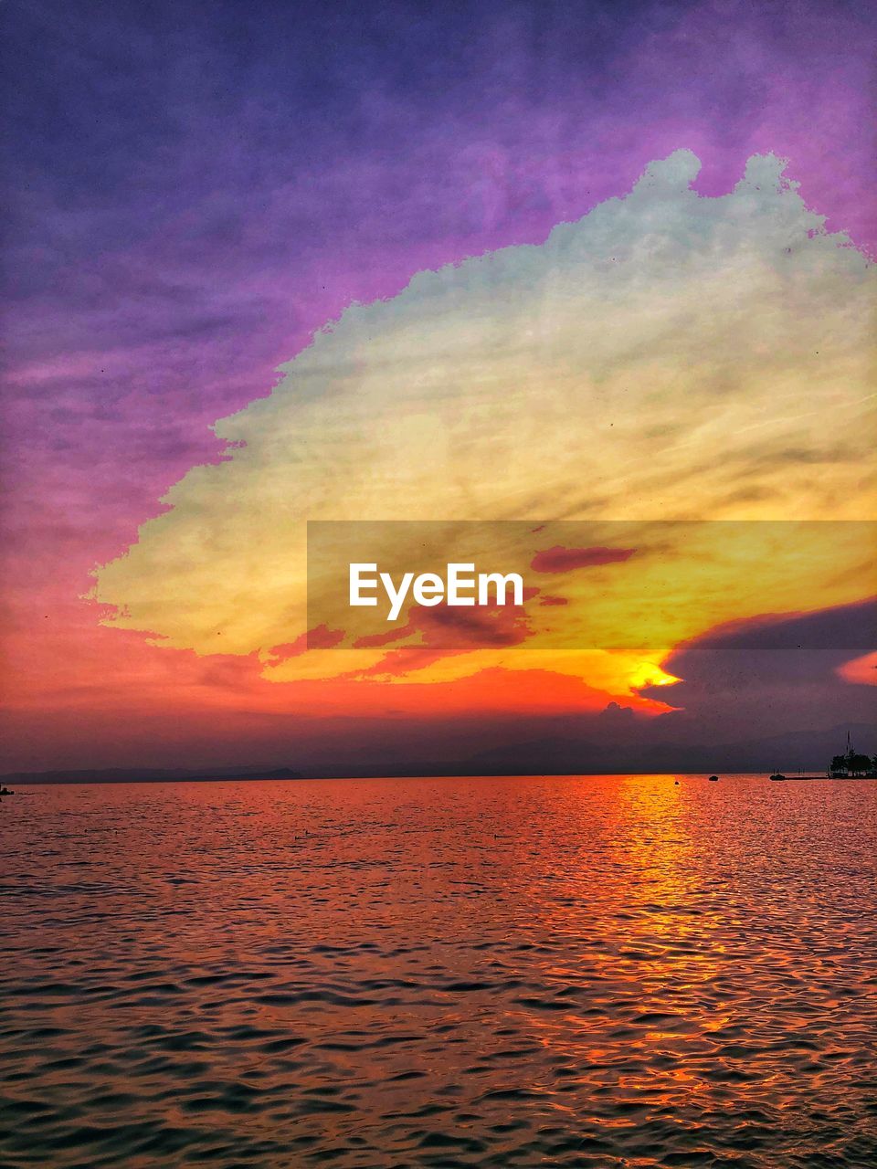 SCENIC VIEW OF SEA AGAINST ROMANTIC SKY