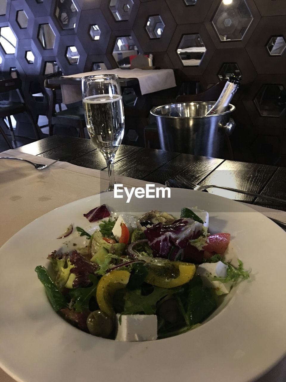 HIGH ANGLE VIEW OF FOOD IN PLATE ON TABLE