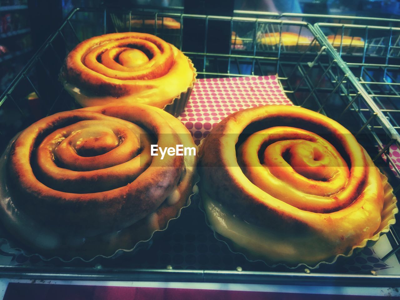 CLOSE-UP VIEW OF FRESH BREAD