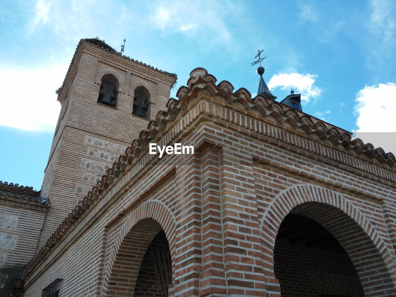 LOW ANGLE VIEW OF HISTORICAL BUILDING AGAINST SKY