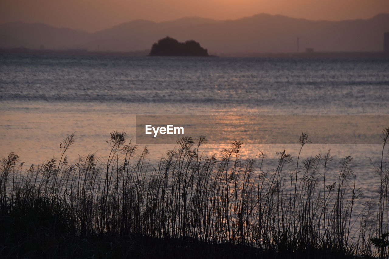 SCENIC VIEW OF SEA AGAINST SKY AT SUNSET