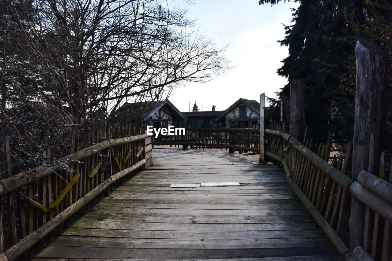 FOOTBRIDGE OVER FOOTPATH AMIDST BUILDINGS