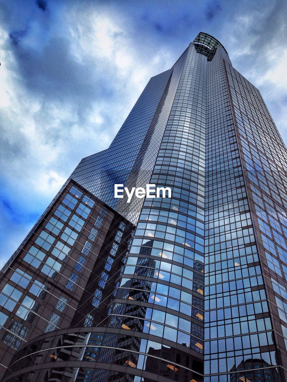 LOW ANGLE VIEW OF SKYSCRAPERS AGAINST CLOUDY SKY