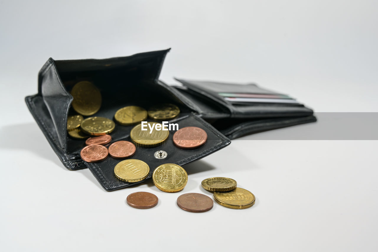 HIGH ANGLE VIEW OF COINS ON TABLE