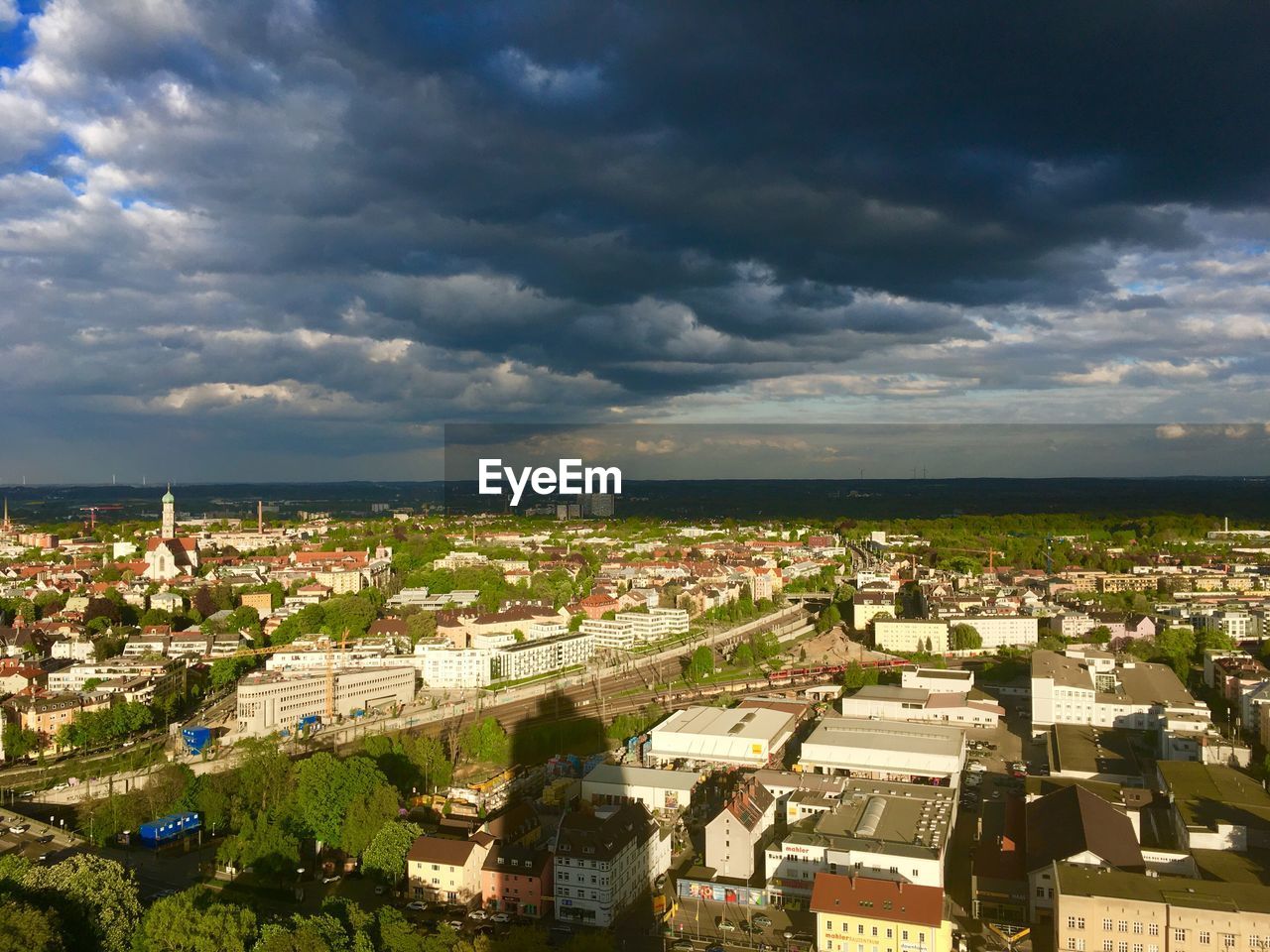 HIGH ANGLE SHOT OF TOWNSCAPE AGAINST SKY