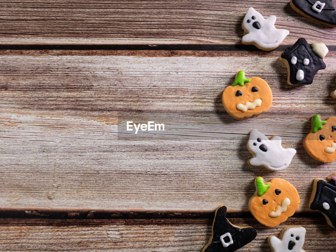 HIGH ANGLE VIEW OF A STUFFED TOY