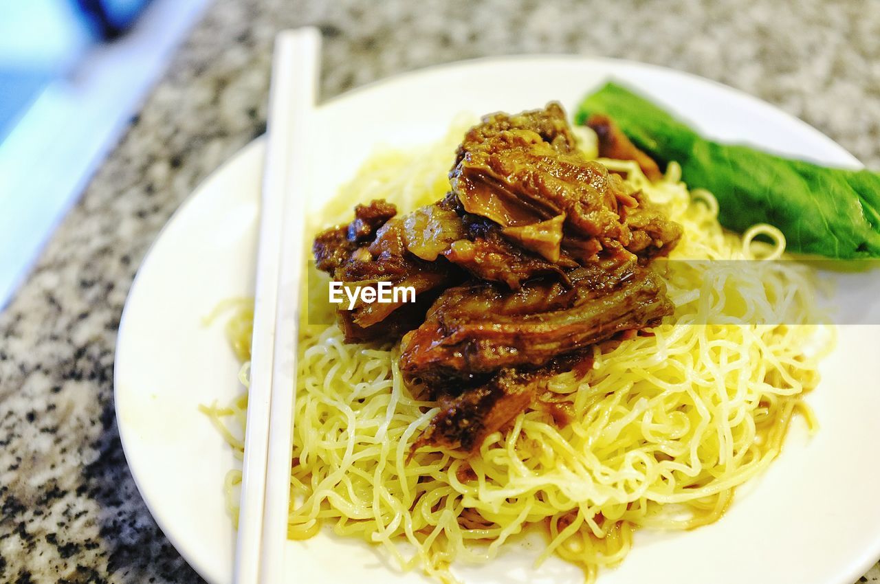 CLOSE-UP OF NOODLES IN PLATE