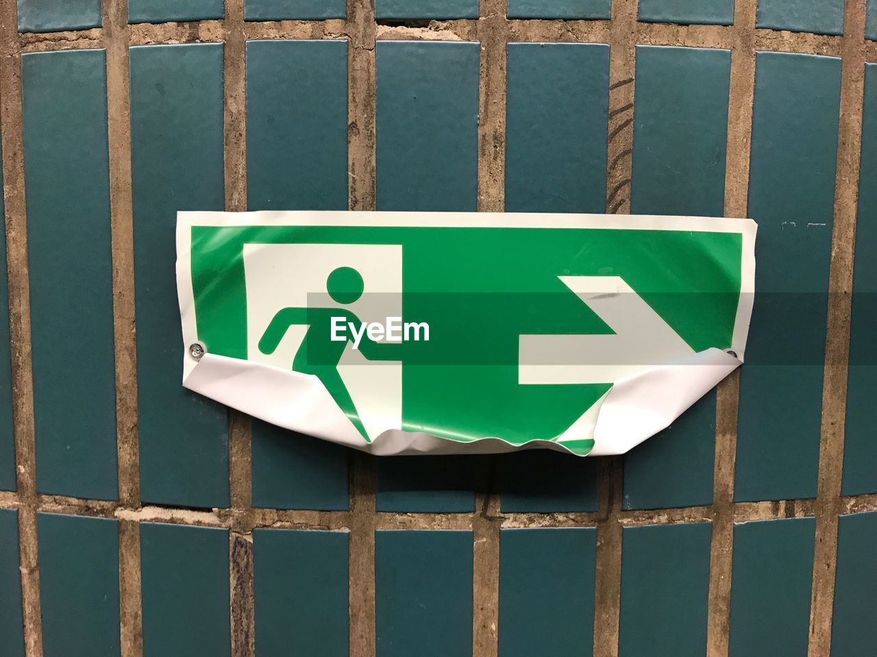 CLOSE-UP OF ARROW SIGN ON RAILING