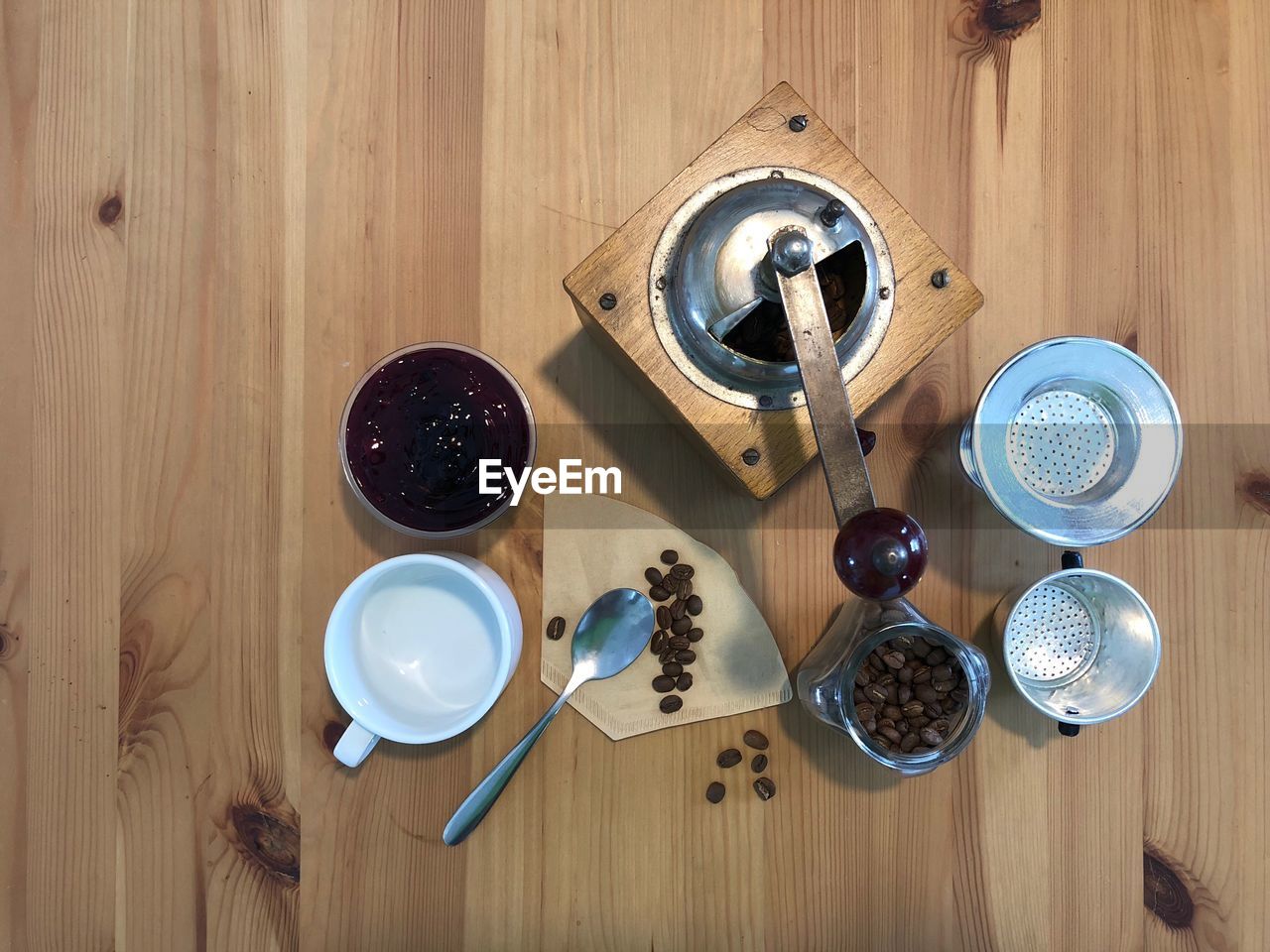 HIGH ANGLE VIEW OF BREAKFAST IN BOWL ON TABLE