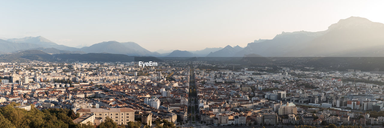 HIGH ANGLE VIEW OF CITYSCAPE AGAINST MOUNTAIN