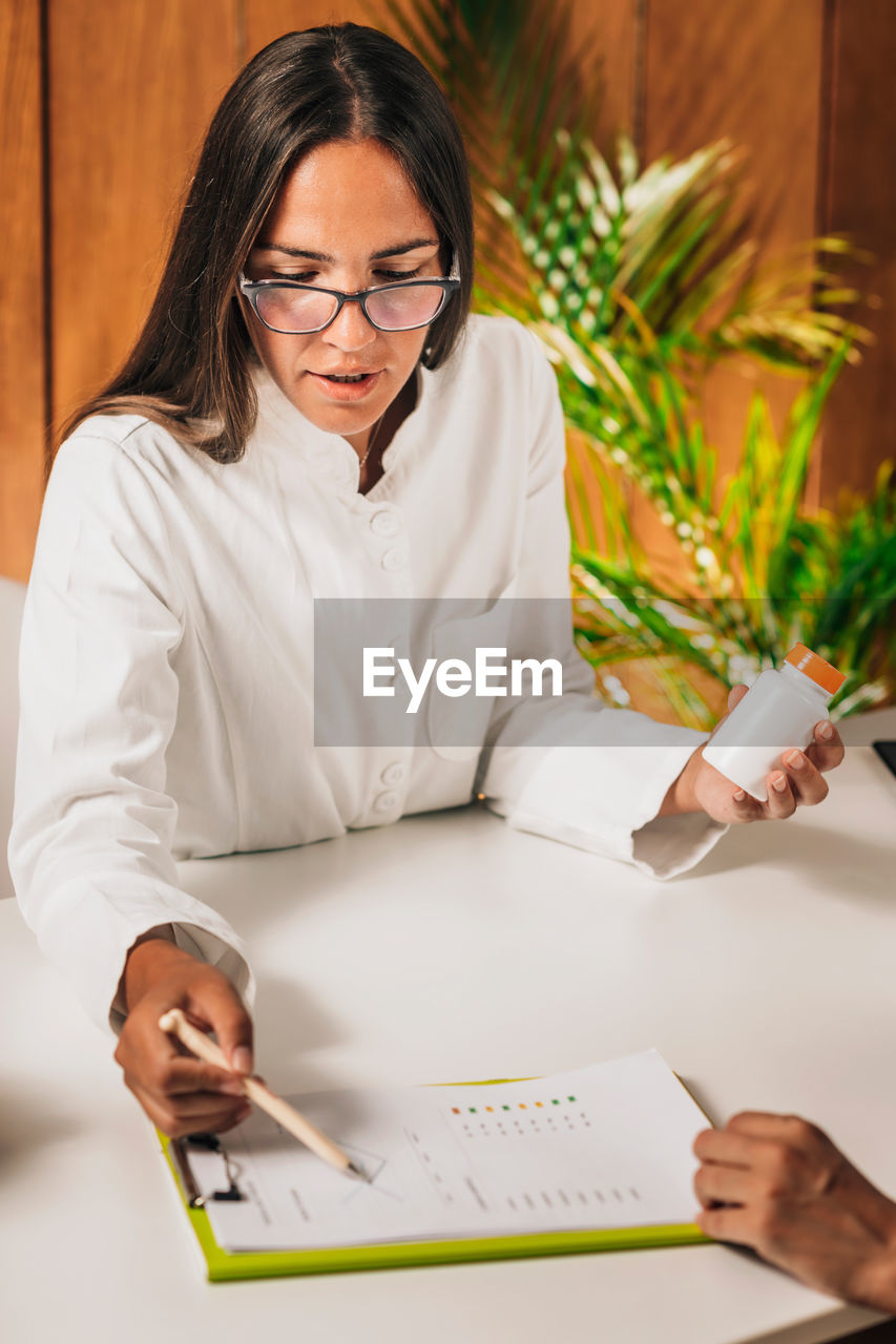 Female dietician advising a client, explaining nutrition basics