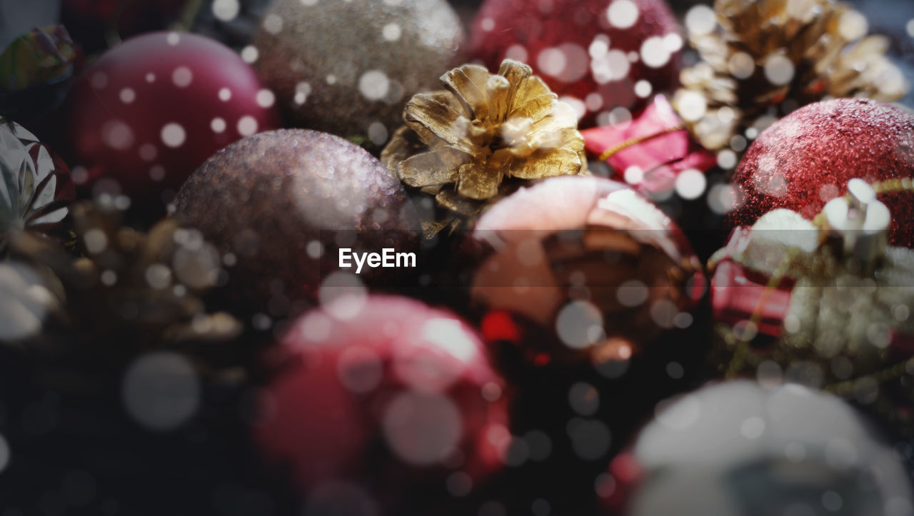 CLOSE-UP OF CHRISTMAS DECORATIONS ON TABLE